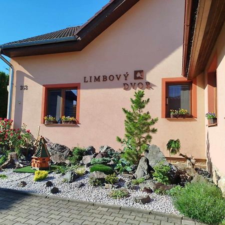Hotel Pezion Limbovy Dvor Vrbov Esterno foto